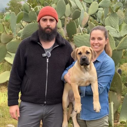 Manuel Curtó Jr. y Elena con un cachorro de Presa Canario